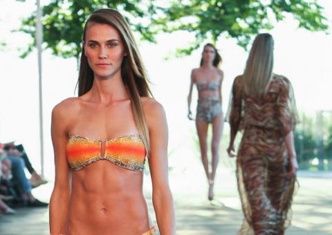 Top Models mostram corpos sarados e magérrimos durante desfile